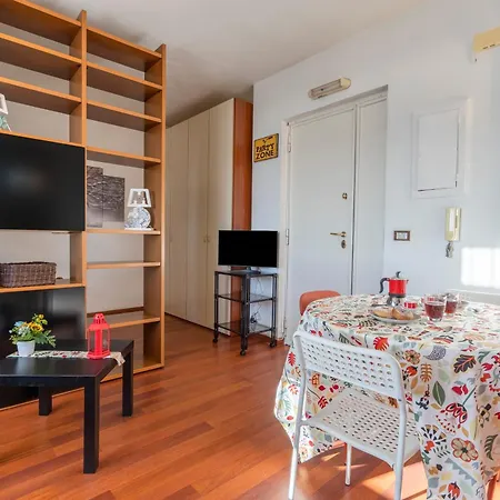 Guesthost - Cozy Near Station - With Parking Apartament