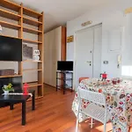 Guesthost - Cozy Near Station - With Parking Lägenhet